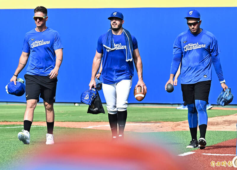 富邦悍將布坎南（左起）、魔力藍與富藍戈。（記者陳志曲攝）