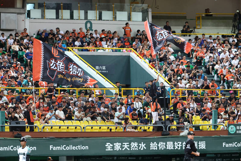 鷹獅聯名合作的「南人祭」主題日進入第2年，今天湧入11003人進場相挺。（統一獅提供）