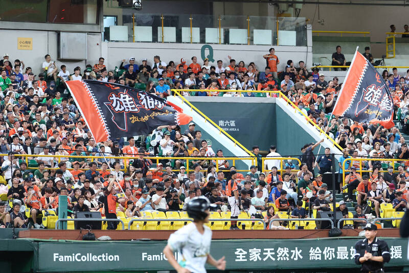 鷹獅聯名合作的「南人祭」主題日進入第2年，今天湧入11003人進場相挺。（統一獅提供）