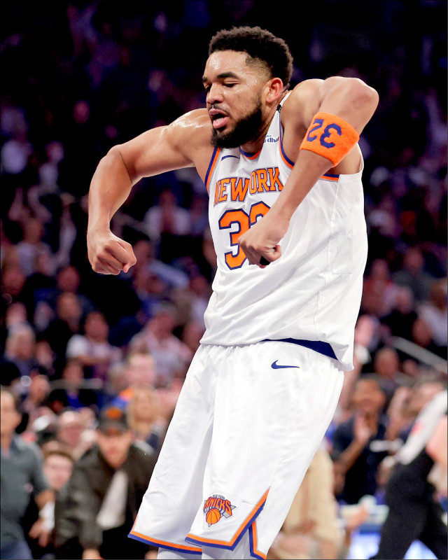 東部準決賽第6戰，尼克包括明星中鋒湯斯在內，團隊6人得分上雙，痛擊塞爾提克晉級。（路透）