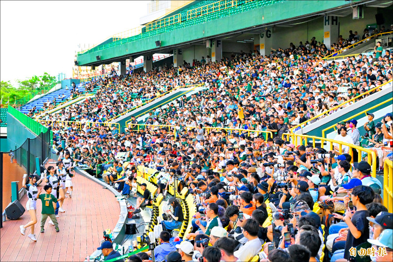 統一獅和台鋼雄鷹聯手合作的「南人祭」，2隊有意讓這個主題日成為傳統。（記者李惠洲攝）