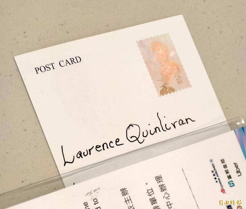 藝人昆凌高齡90歲的爺爺羅倫斯準備簽名照，發送給大家。（記者王藝菘攝）