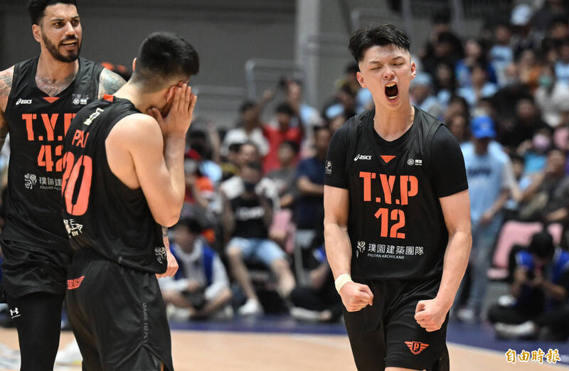 領航猿擊敗勇士，李家慷送勇士回家洗洗睡。（記者林正堃攝）