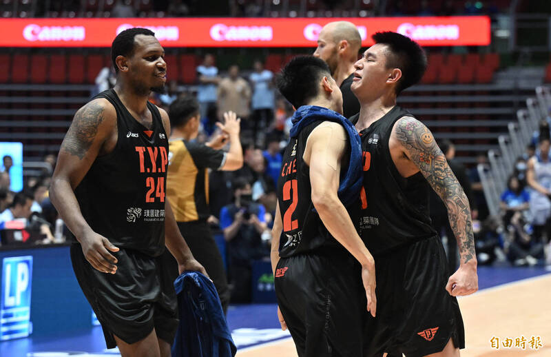 盧峻翔攻下全場最高的19分率領航猿擊敗勇士。（記者林正堃攝）