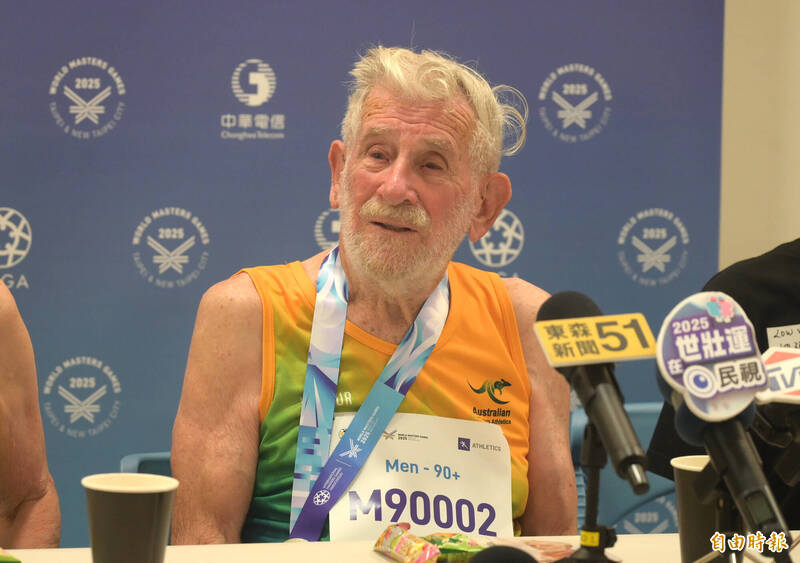 藝人昆凌高齡90歲的爺爺羅倫斯參加男子200公尺比賽。（記者王藝菘攝）