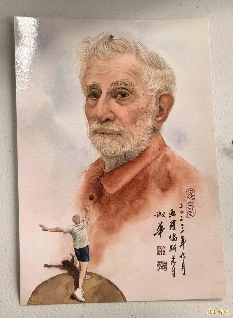 藝人昆凌高齡90歲的爺爺羅倫斯準備簽名照，發送給大家。（記者王藝菘攝）