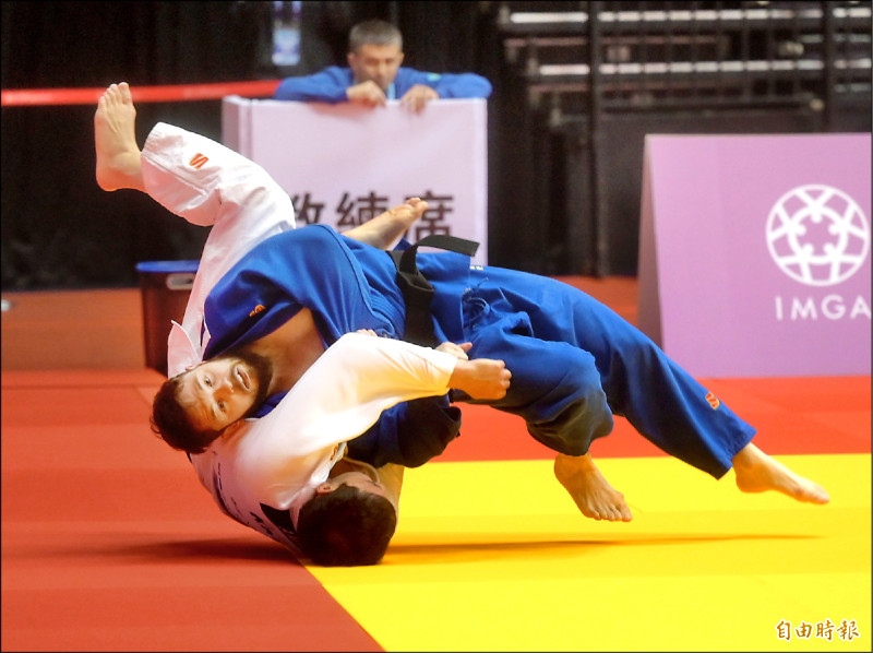 世壯運柔道比賽法國選手盧卡斯（藍衣）。（記者王藝菘攝）