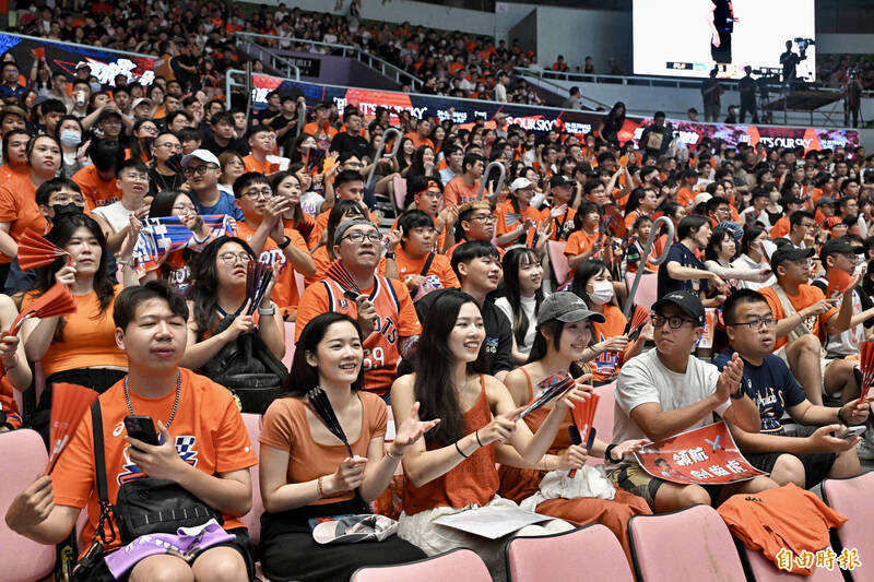滿場球迷觀戰。（記者塗建榮攝）