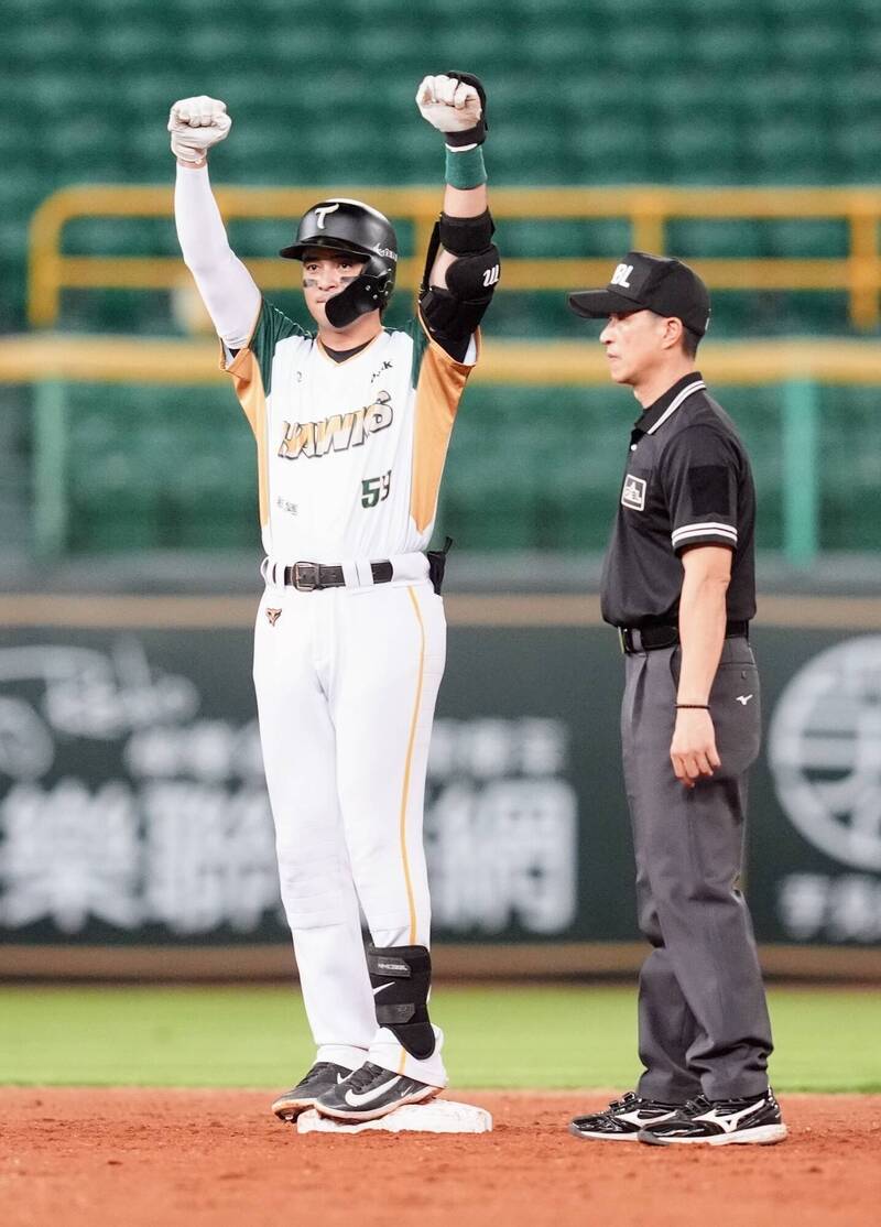 郭阜林敲出勝利打點安打。（台鋼雄鷹提供）