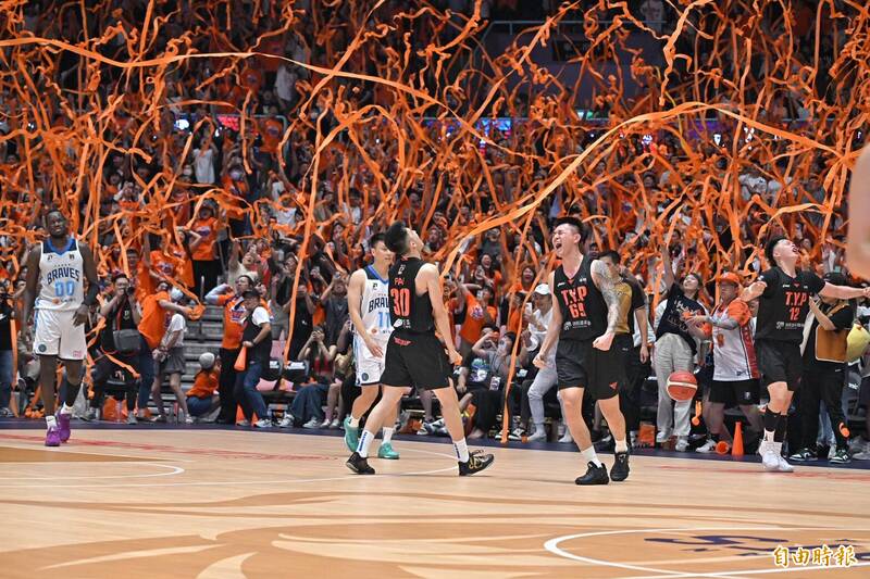 領航猿勇奪隊史首冠。（記者塗建榮攝）