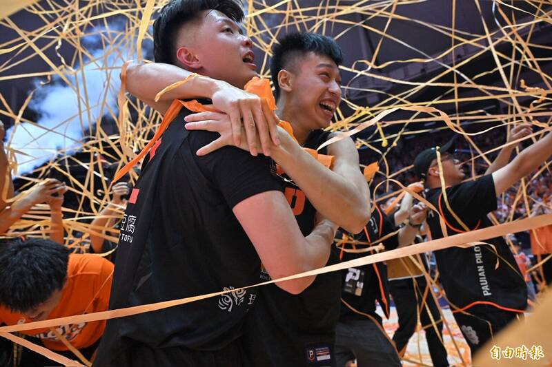 領航猿勇奪隊史首冠。（記者塗建榮攝）