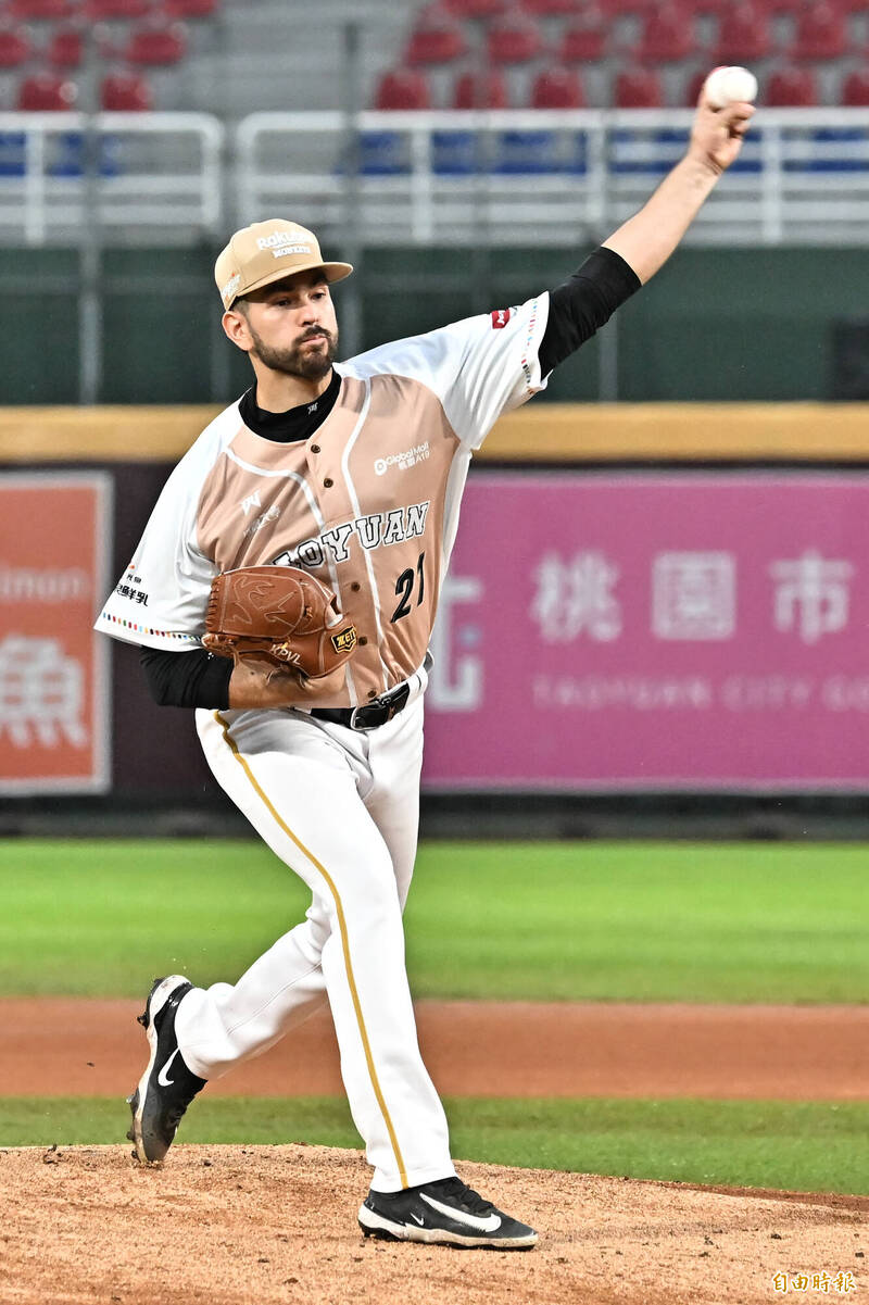 樂天桃猿先發投手魔神樂。（記者陳志曲攝）