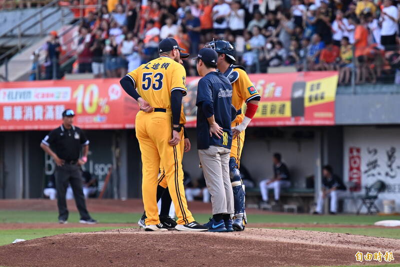 艾迪頓暫代兄弟投手教練職務。（記者李惠洲攝）