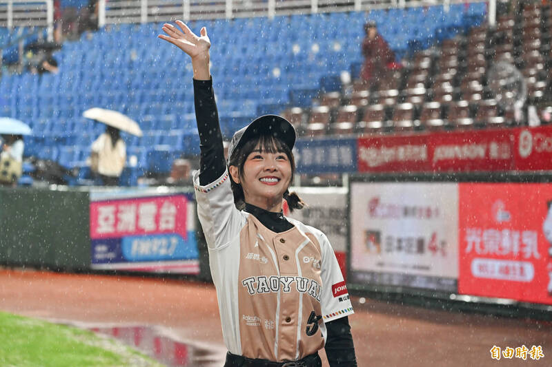 樂天桃猿應援團推進隊長籃籃揮手向球迷致意。（記者陳志曲攝）