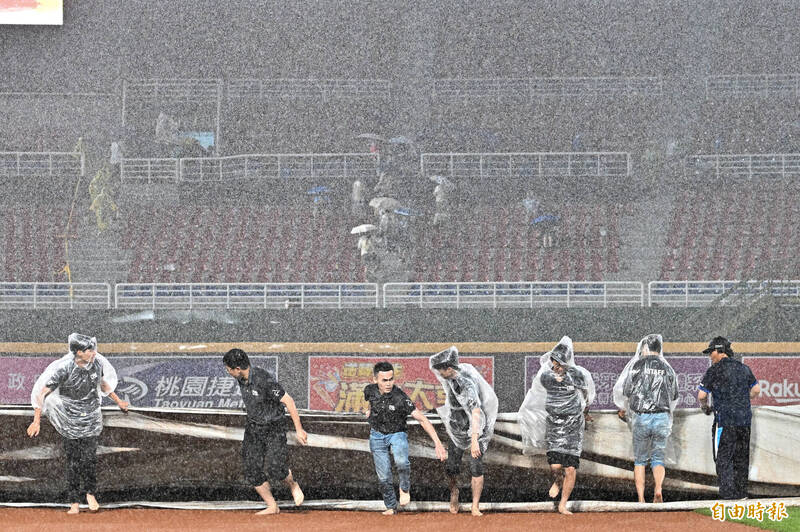 球賽打完5局就因雨暫停，隨後因雨勢過大遭裁定。（記者陳志曲攝）