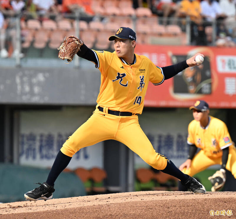 中信兄弟先發左投魏碩成。（記者李惠洲攝）
