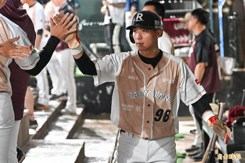 樂天桃猿發動雙盜壘，陳晨威回本壘得分。（記者陳志曲攝）