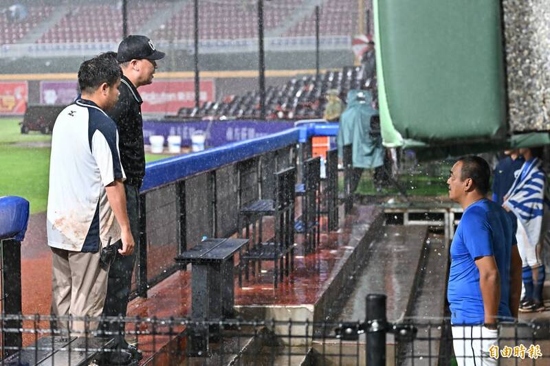 主審向富邦悍將總教練陳金鋒說明裁定比賽。（記者陳志曲攝）