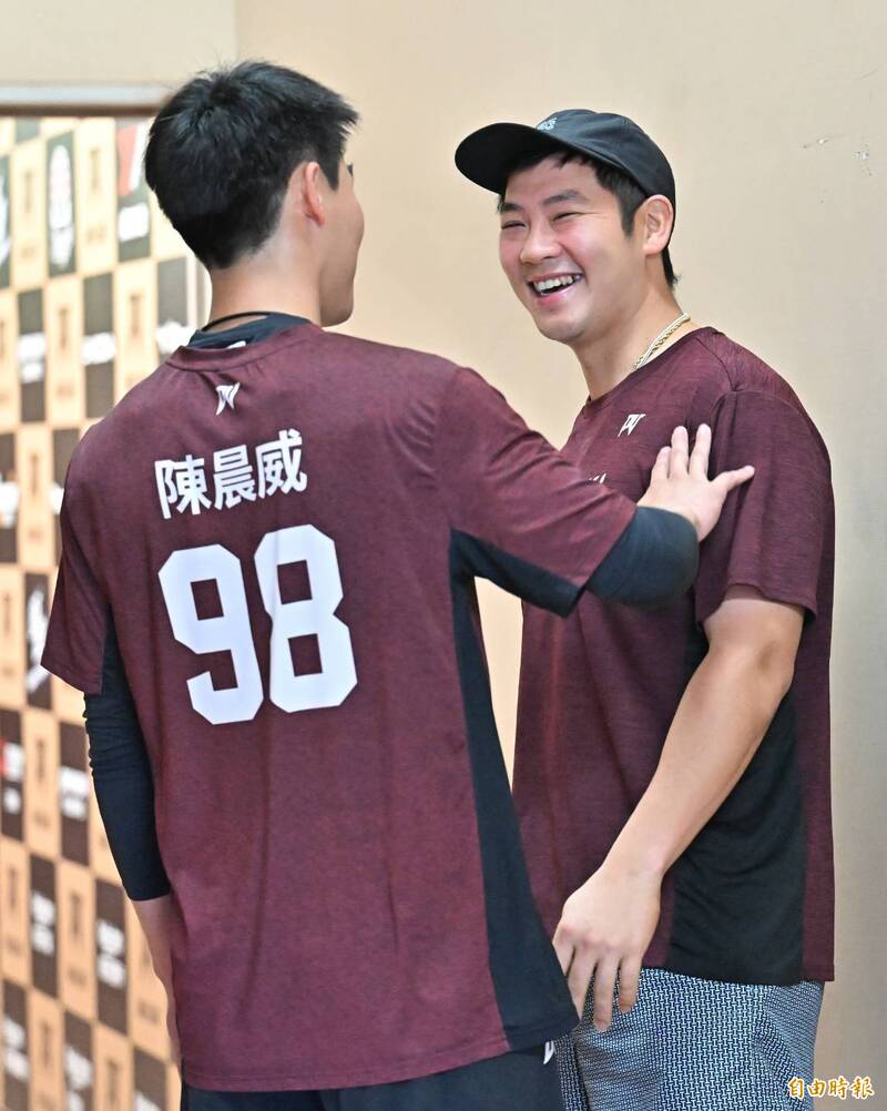 梁家榮術後回到桃園球場，與隊友開心互動。（記者陳志曲攝）