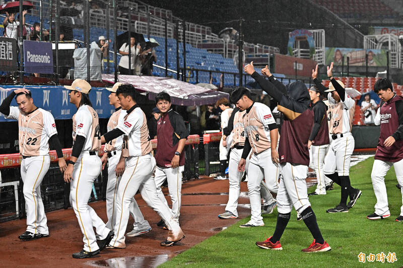 桃園賽事因雨勢過大，裁定由樂天桃猿一分拿下勝利。（記者陳志曲攝）