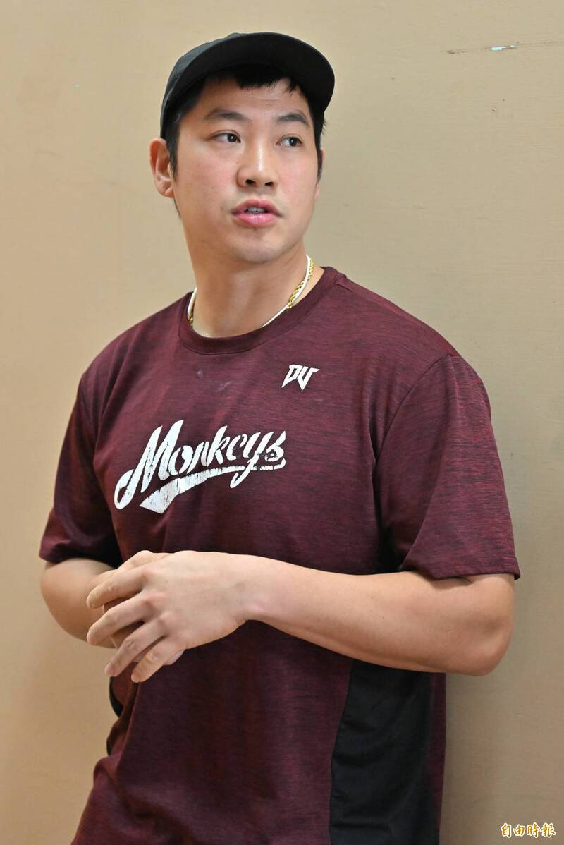 梁家榮術後回到桃園球場，與隊友開心互動。（記者陳志曲攝）