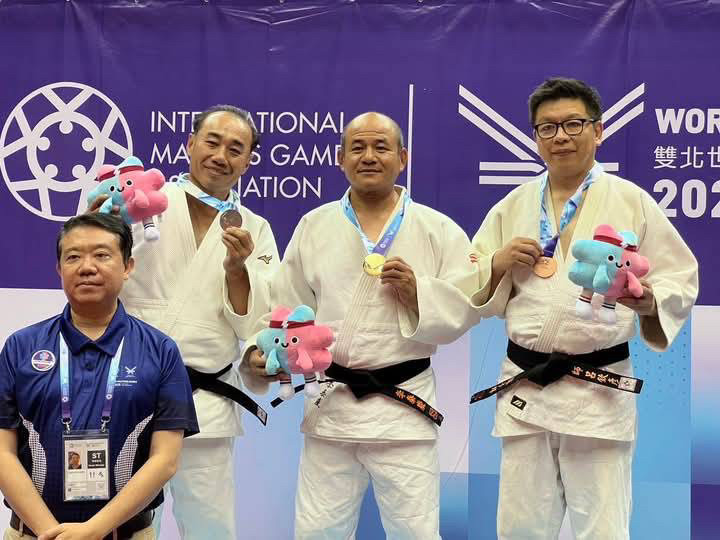 李泰慶（中）首次獲得柔道金牌，他表示，運動這條路是人人都要走上一輩子。（李泰慶提供）