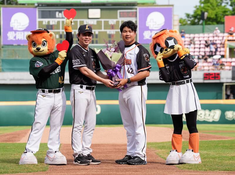 統一獅今天為前新人王「饅頭」傅于剛舉辦引退活動。（統一獅提供）