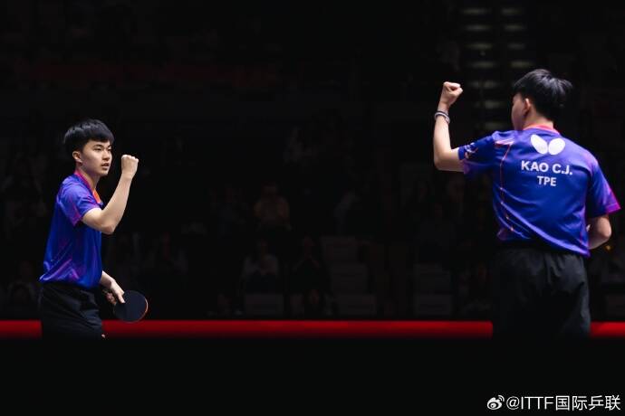 林昀儒（左）、高承睿在男雙4強賽擊敗法國勒布朗兄弟檔後，開心握拳慶祝。（取自國際桌總微博）