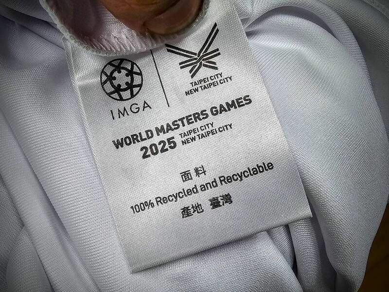 織品專家發文質疑世壯運送給每位選手的紀念衫，材質標示不清。（擷取自「扛布者-為紡織而活的男子」臉書）