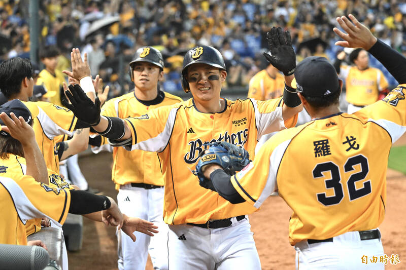 中信兄弟許基宏六局下從味全強投徐若熙手中敲出三分彈。（記者廖耀東攝）