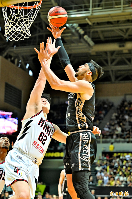 國王沃許本（右）拿下26分，全隊最佳。（記者陳志曲攝）