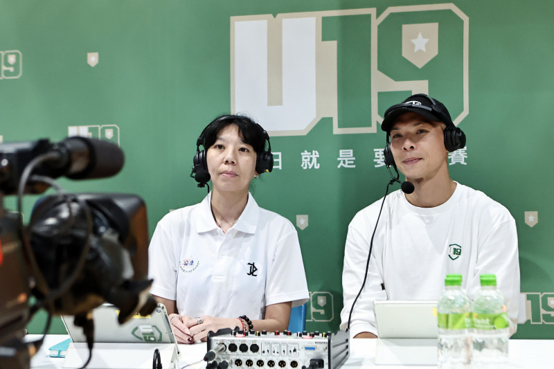 聯盟邀請重量級貴賓富邦勇士球星蔡文誠(右)與傳奇教練李陸臻當球評。(U19籃球聯盟提供)