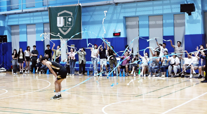 未來籃圖觀眾席拋下冠軍彩帶。(U19籃球聯盟提供)