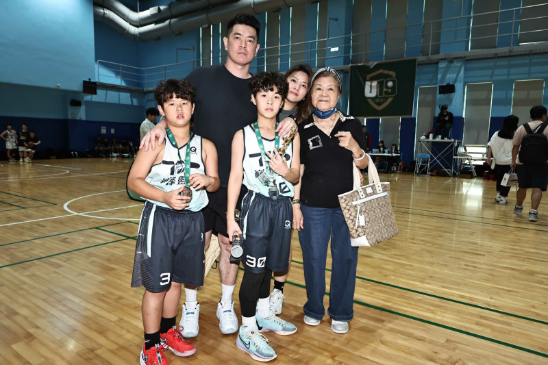 新北國王洪志虎(左二)全家動員到場為二個兒子洪霆鈞(中)與洪霆謙加油打氣。(U19籃球聯盟提供)