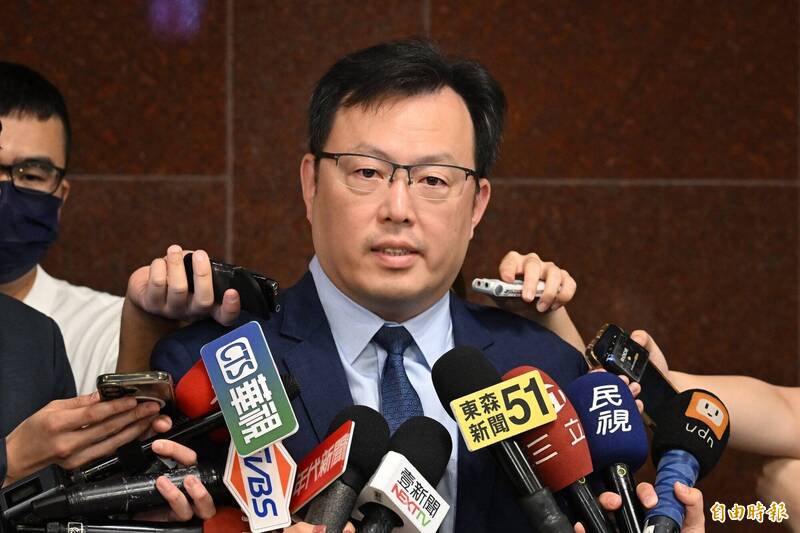 體育署長鄭世忠今天在立法院受訪，點名桌協副理事長楊正雄，「我希望你認真思考，你要把桌球協會帶向何方」。（記者陳逸寬攝）