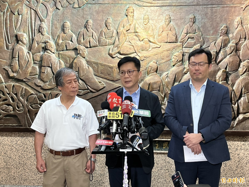 針對智淵乒乓球館17歲小將葉伊恬，遭桌球協會主動取消美國大滿貫賽參賽資格，教育部政次張廖萬堅（中）今日與體育署長鄭世忠（右）、桌球協會理事長趙重光（左）臨時共同對外說明，並發布「體育署與桌協的共同聲明」，達成三點共識。（記者林曉雲攝）