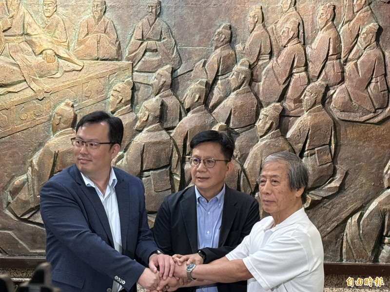 針對智淵乒乓球館17歲小將葉伊恬，遭桌球協會主動取消美國大滿貫賽參賽資格，教育部政次張廖萬堅（中）今日與體育署長鄭世忠（左）、桌球協會理事長趙重光（右）臨時共同對外說明，並發布「體育署與桌協的共同聲明」，達成三點共識（記者林曉雲攝）