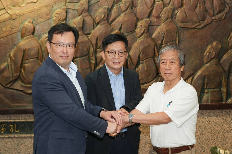 桌球協會日前逕自婉拒葉伊恬參與WTT美國大滿貫賽參賽機會，引發軒然大波。今天下午體育署和桌球協會共同召開記者會，由理事長趙重光正式公開向葉伊恬和莊智淵致歉。（體育署提供）