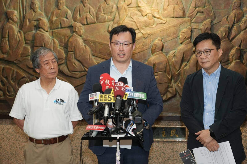 桌球協會日前逕自婉拒葉伊恬參與WTT美國大滿貫賽參賽機會，引發軒然大波。今天下午體育署和桌球協會共同召開記者會，由理事長趙重光正式公開向葉伊恬和莊智淵致歉。（體育署提供）