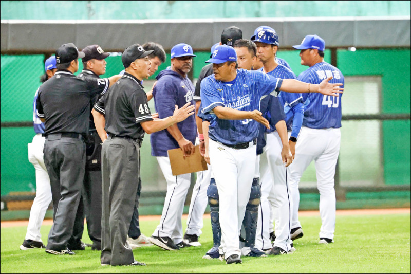 悍將教練團前天大動作抗議，結果首席教練陳連宏遭罰款4萬元、禁賽2場。（資料照）