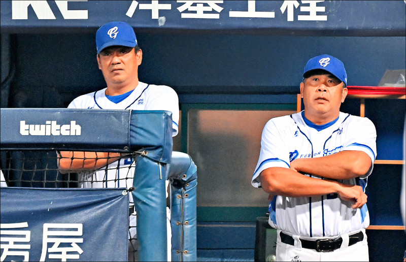 悍將首席教練陳連宏（右）遭罰款、禁賽。（資料照）