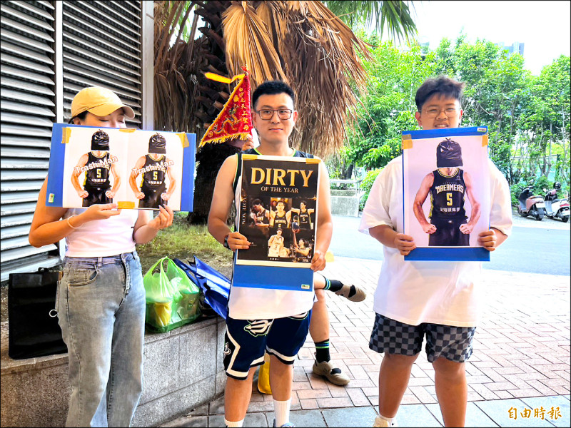 海神球迷舉牌嗆貝奇「年度最髒」。（記者粘藐云攝）