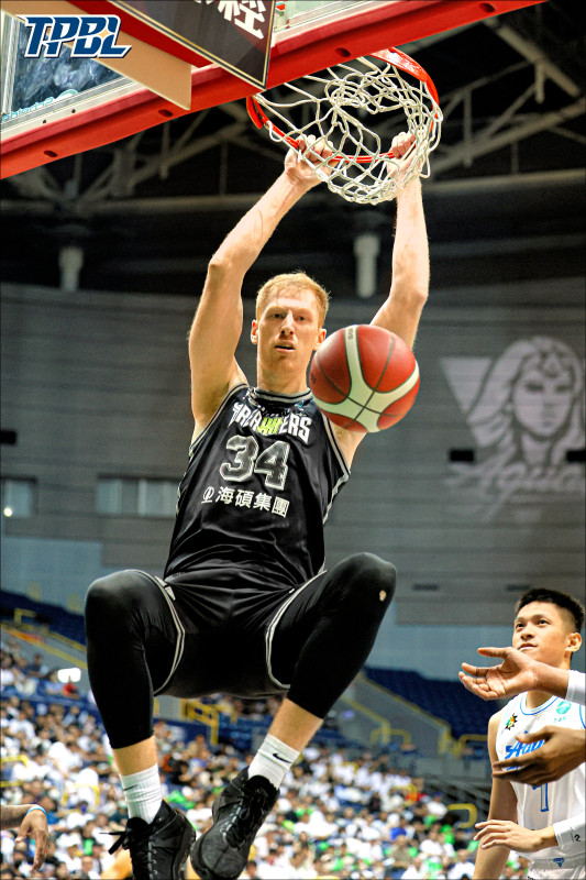 夢想家長人高柏鎧昨回歸，無力率隊贏球。（TPBL提供）