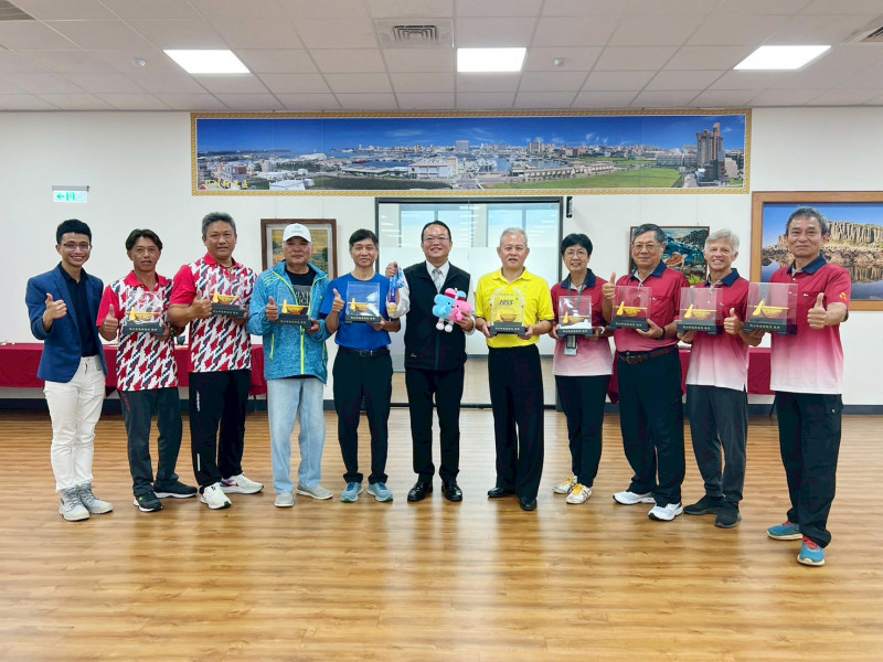 馬公市長黃健忠頒贈金飯碗，給世壯賽優勝選手。（馬公市公所提供）