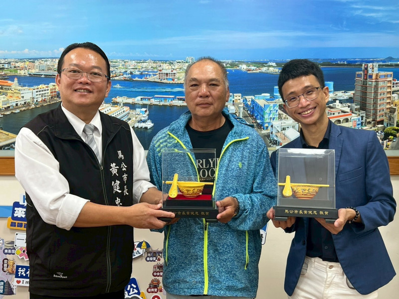 馬公市代會副主席莊國輝（中），代表槌球選手領獎。（馬公市公所提供）