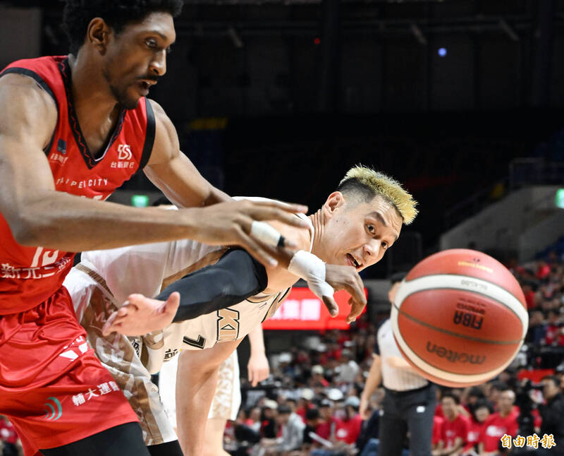 國王林書豪（右）和戰神洋將米勒（左）爭搶地板球。（記者廖振輝攝）