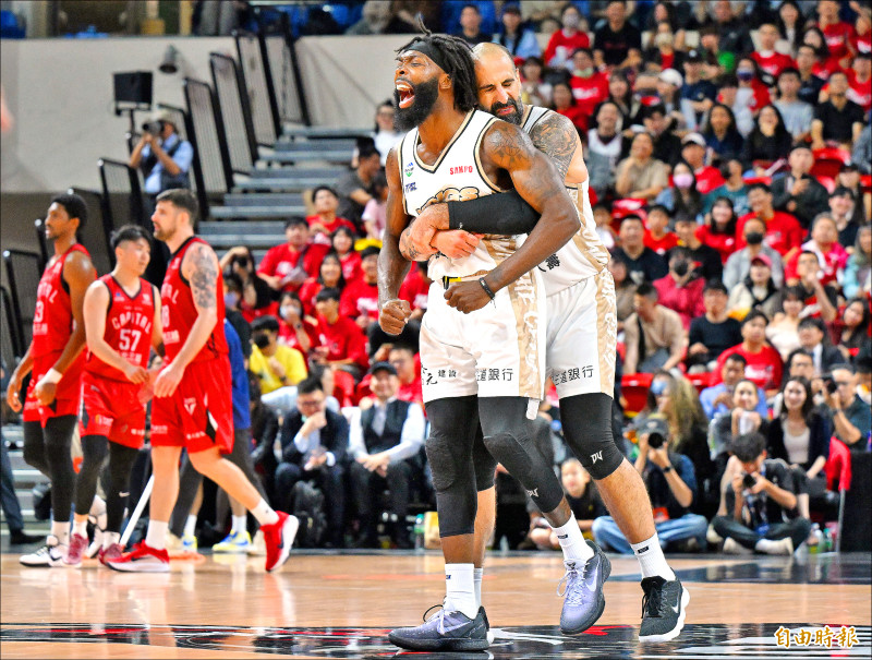 國王洋將曼尼高（左）投進關鍵三分球，隊友桑尼激動的熊抱慶祝。（記者廖振輝攝）