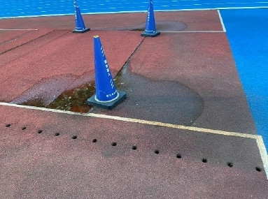 新竹市田徑場認證過期挨批比阿婆冰箱的粽子還久，市議員劉彥伶轟市府行政怠惰。圖為田徑場積水情形。（市府提供）