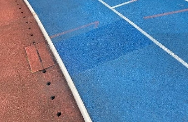 新竹市田徑場認證過期挨批比阿婆冰箱的粽子還久，市議員劉彥伶轟市府行政怠惰。圖為田徑場破損情形。（新竹市府提供）