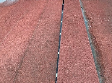 新竹市田徑場認證過期挨批比阿婆冰箱的粽子還久，市議員劉彥伶轟市府行政怠惰。圖為田徑場破損情形。（新竹市府提供）